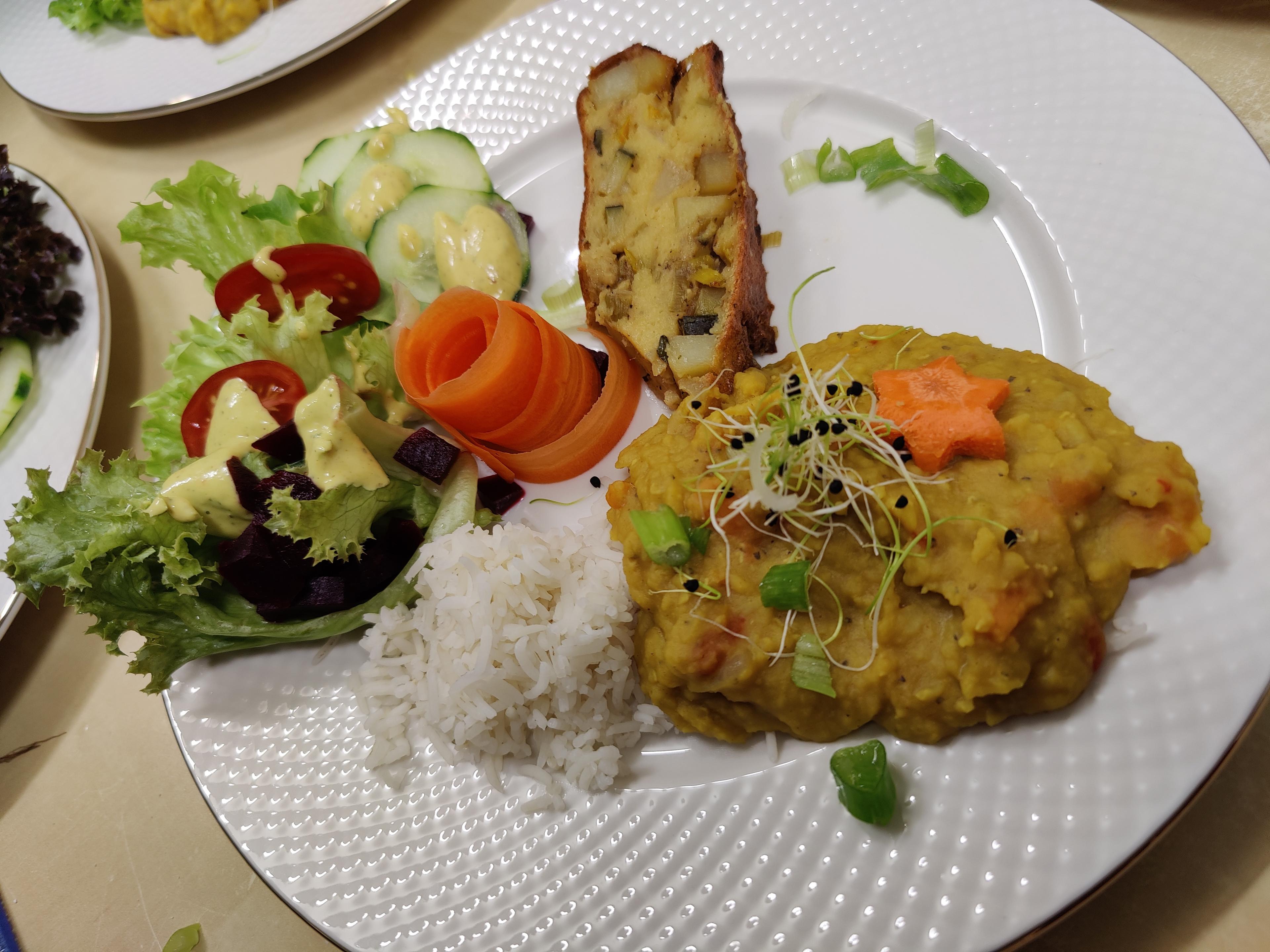 Farbenfrohe pflanzliche Mahlzeit